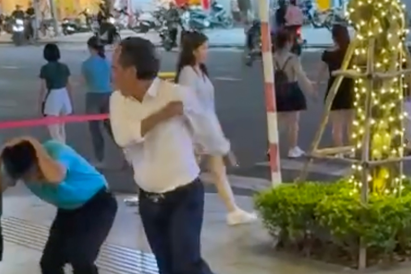 Người đàn ông mặc sơ mi trắng đánh tới tấp tài xế ô tô sau va chạm giao thông