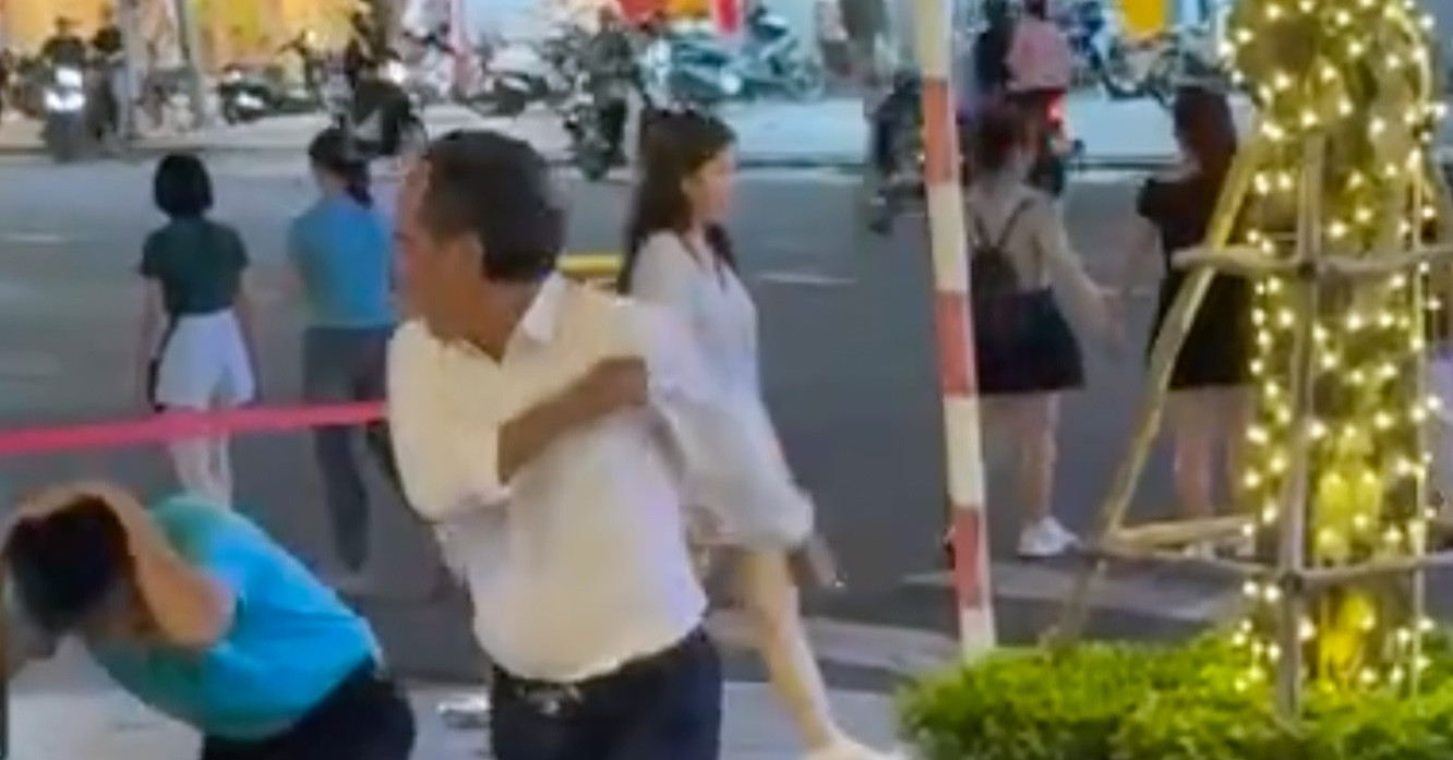 Người đàn ông mặc sơ mi trắng đánh tới tấp tài xế ô tô sau va chạm giao thông