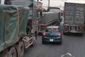 Nóng trên đường: Tài xế lấn làn vượt ẩu và những cái kết &apos;rụng rời&apos;