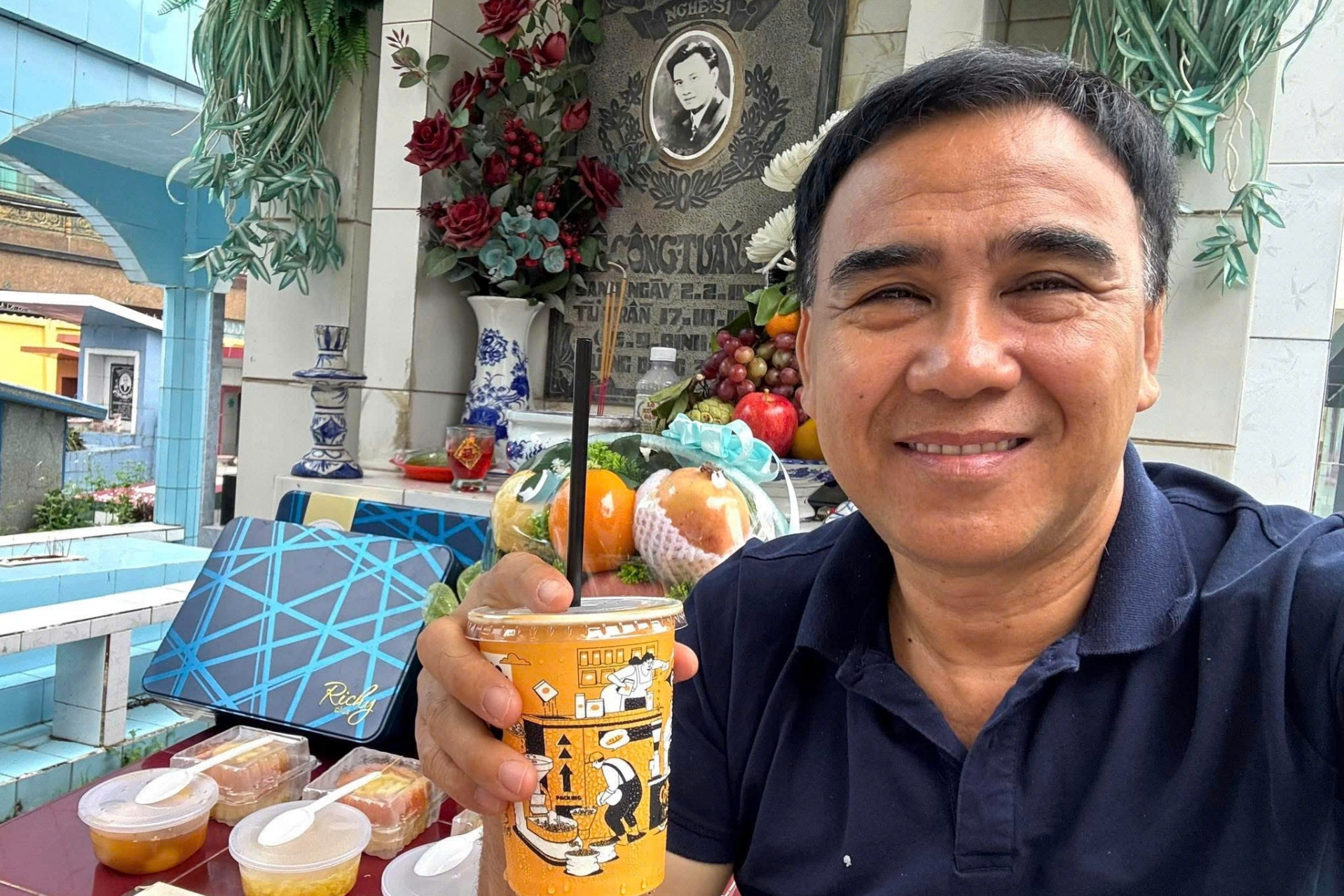 Quyền Linh thăm mộ Lê Công Tuấn Anh, siêu mẫu Minh Tú phải nhập viện