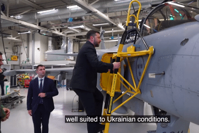 Tổng thống Ukraine tung video ngồi thử tiêm kích Gripen