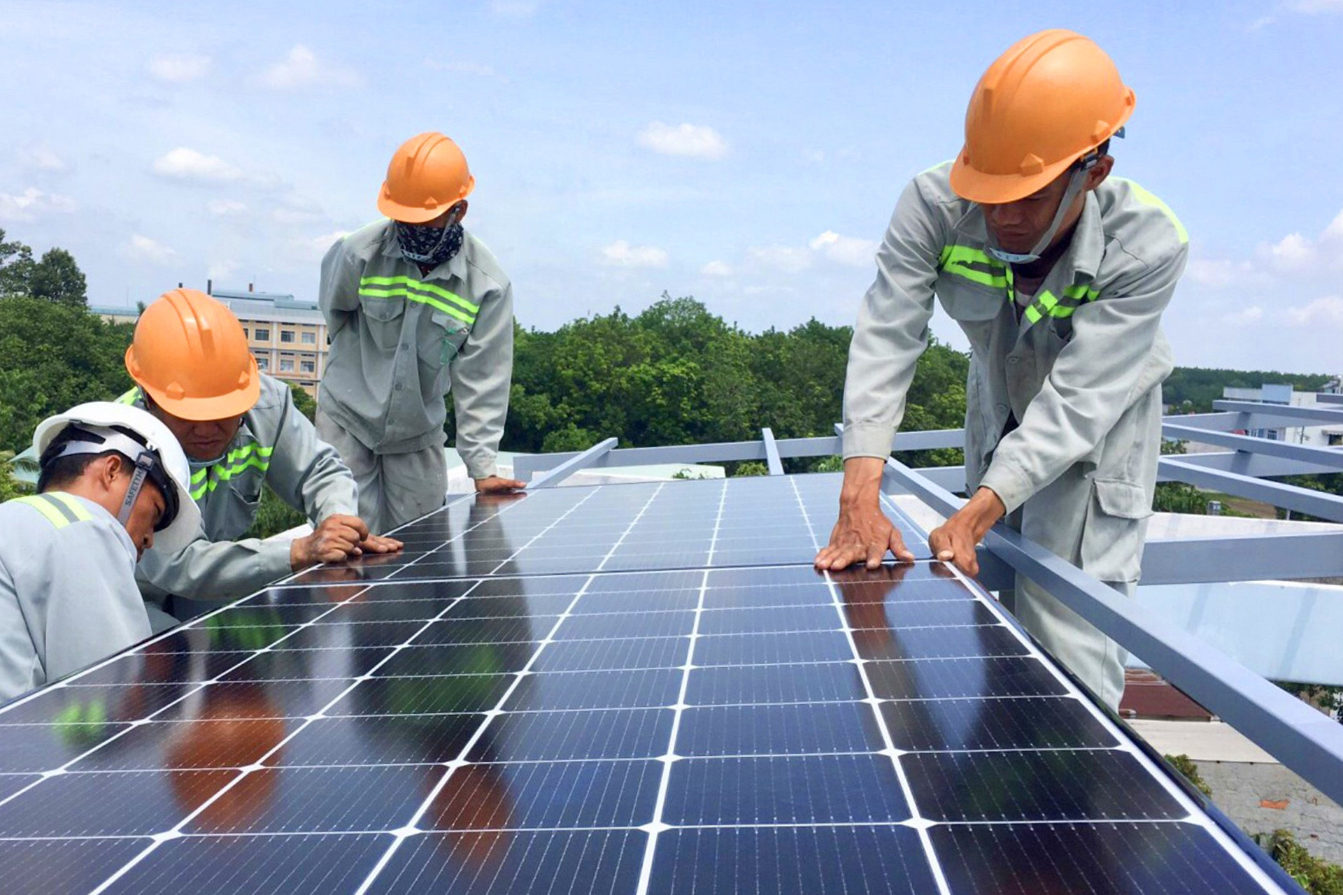 Trường hợp lắp điện mặt trời mái nhà cần thông báo; thủ đoạn lừa đảo mới hộ kinh doanh