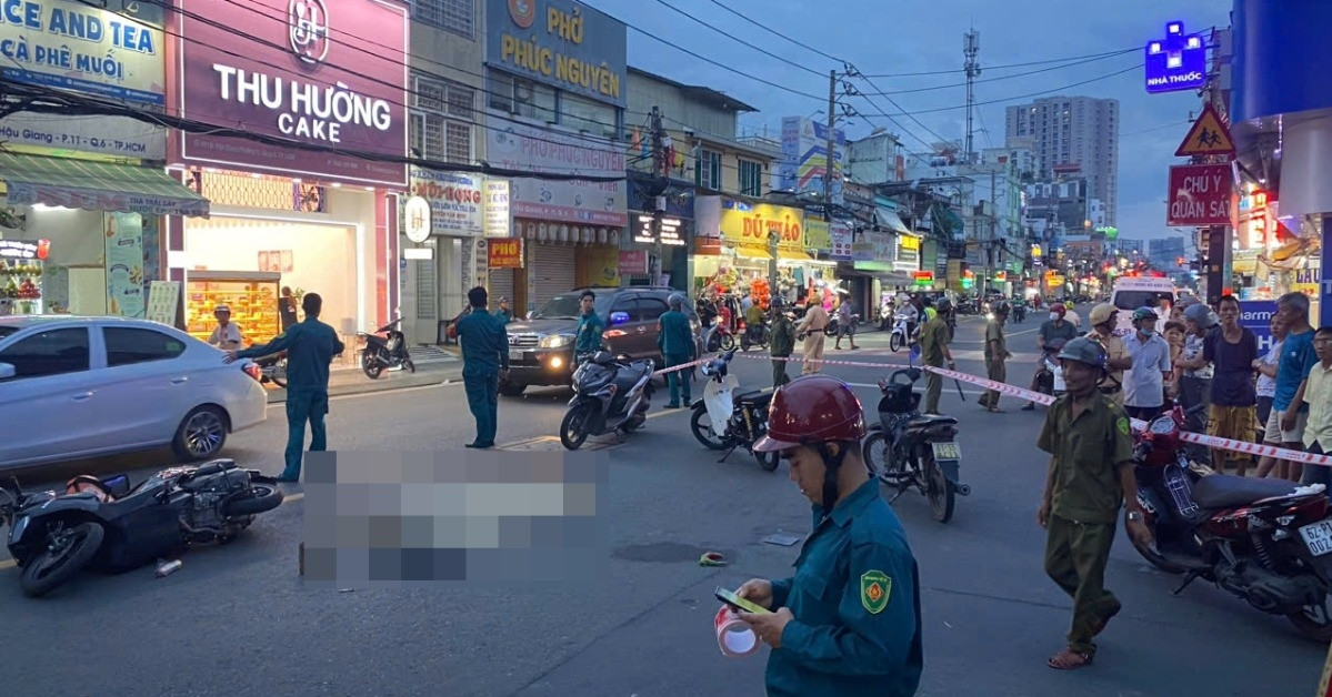 Va chạm xe máy kinh hoàng ở TPHCM, nạn nhân hất...