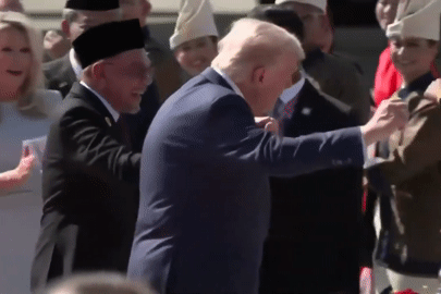 Giây phút ông Trump nhún nhảy ở sân bay Malaysia trong chuyến công du châu Á