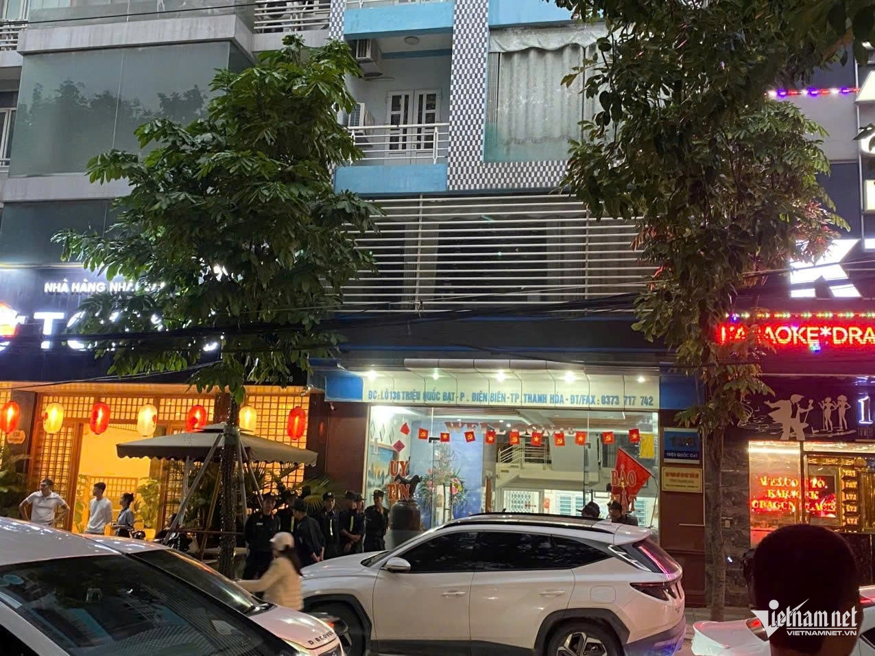 W-a3Hàng chục cảnh sát xuất hiện.jpg