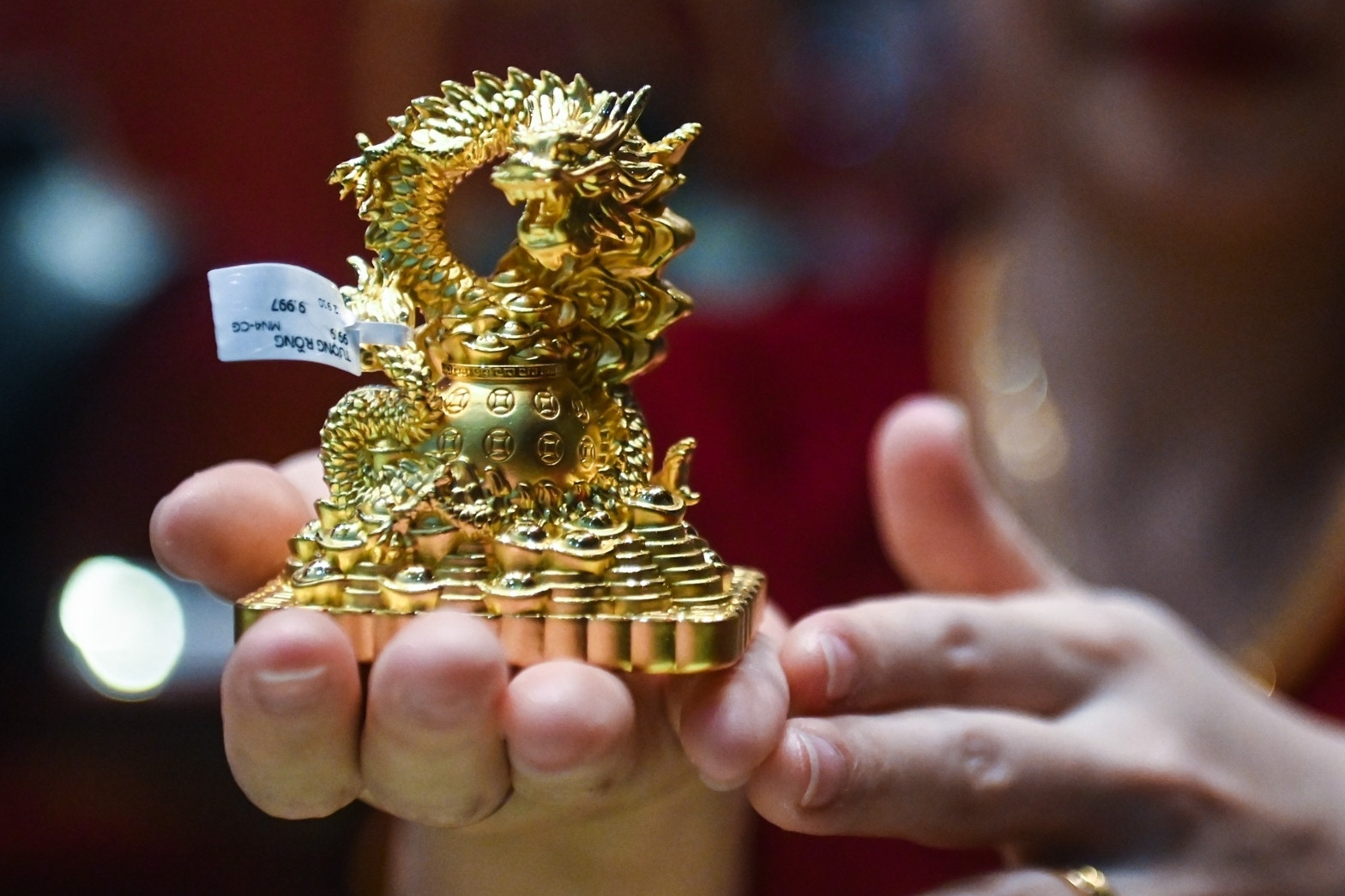 Giá vàng hôm nay 28/10/2025: SJC giảm tới gần 4 triệu đồng/lượng chiều mua vào