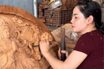9X xinh đẹp ở Đà Nẵng biến gỗ thành tác phẩm trăm triệu, nhiều người thán phục