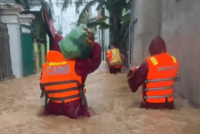 Bé 8 tháng tuổi rơi xuống nước, các chiến sĩ vượt lũ đưa bé đi cấp cứu