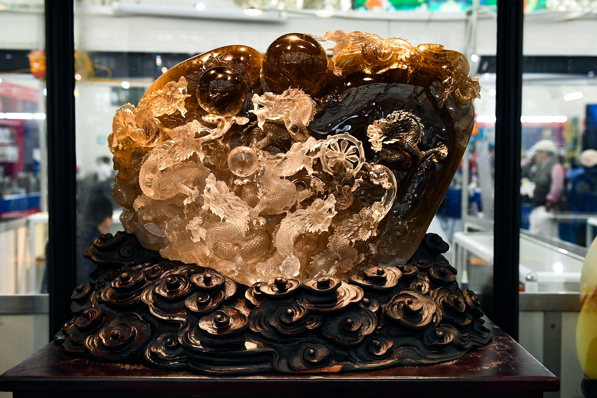 Cửu Long Tranh Châu thạch anh tóc vàng giá 10 tỷ đồng tại Hội chợ Mùa Thu