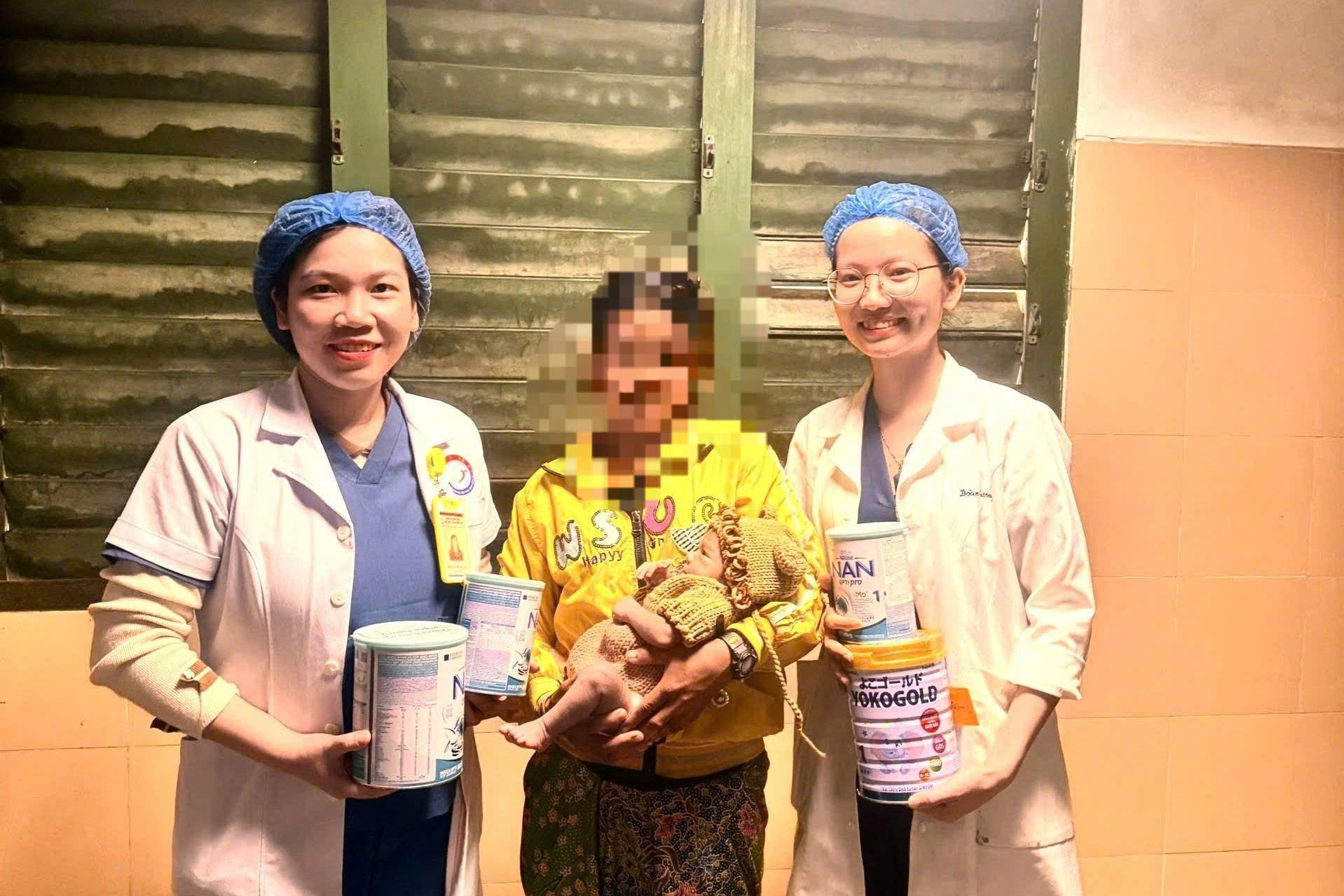 Cứu sống cháu bé 5 ngày tuổi bị thủng dạ dày vì mẹ cho ăn cơm