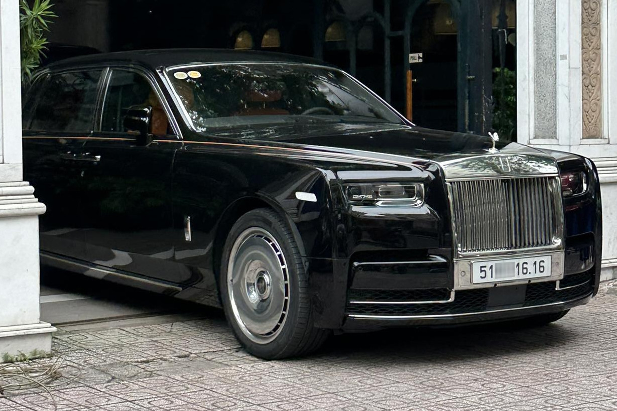 Đại gia Sài Gòn chi 60 tỷ tậu xe siêu sang Rolls-Royce Phantom VIII
