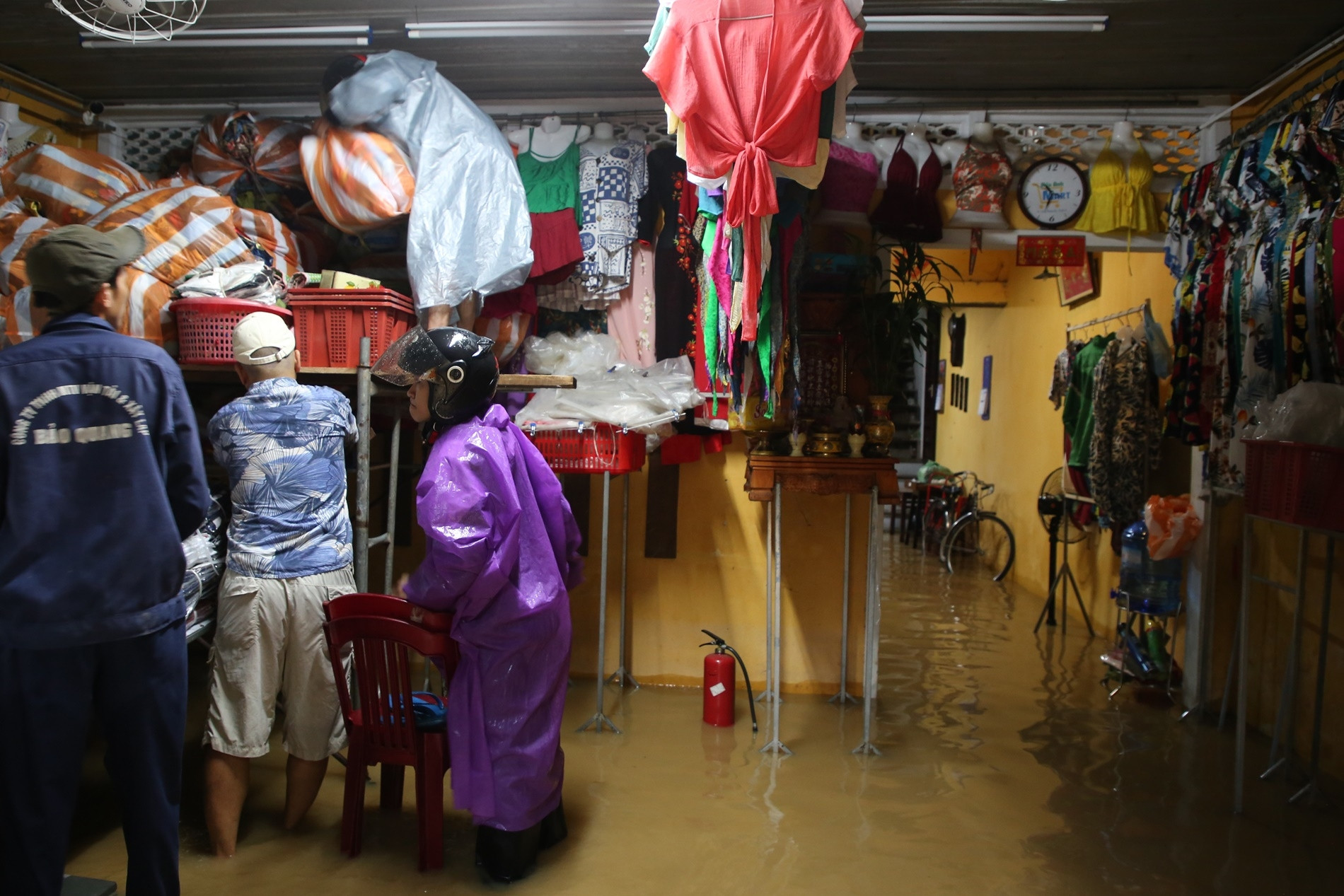 Dân Hội An chật vật 'chạy đua' với lũ, nước dâng đến đâu kê cao đồ đến đó