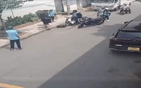 Công an TPHCM tạm giữ người chặn đường đánh tới tấp hai nam sinh