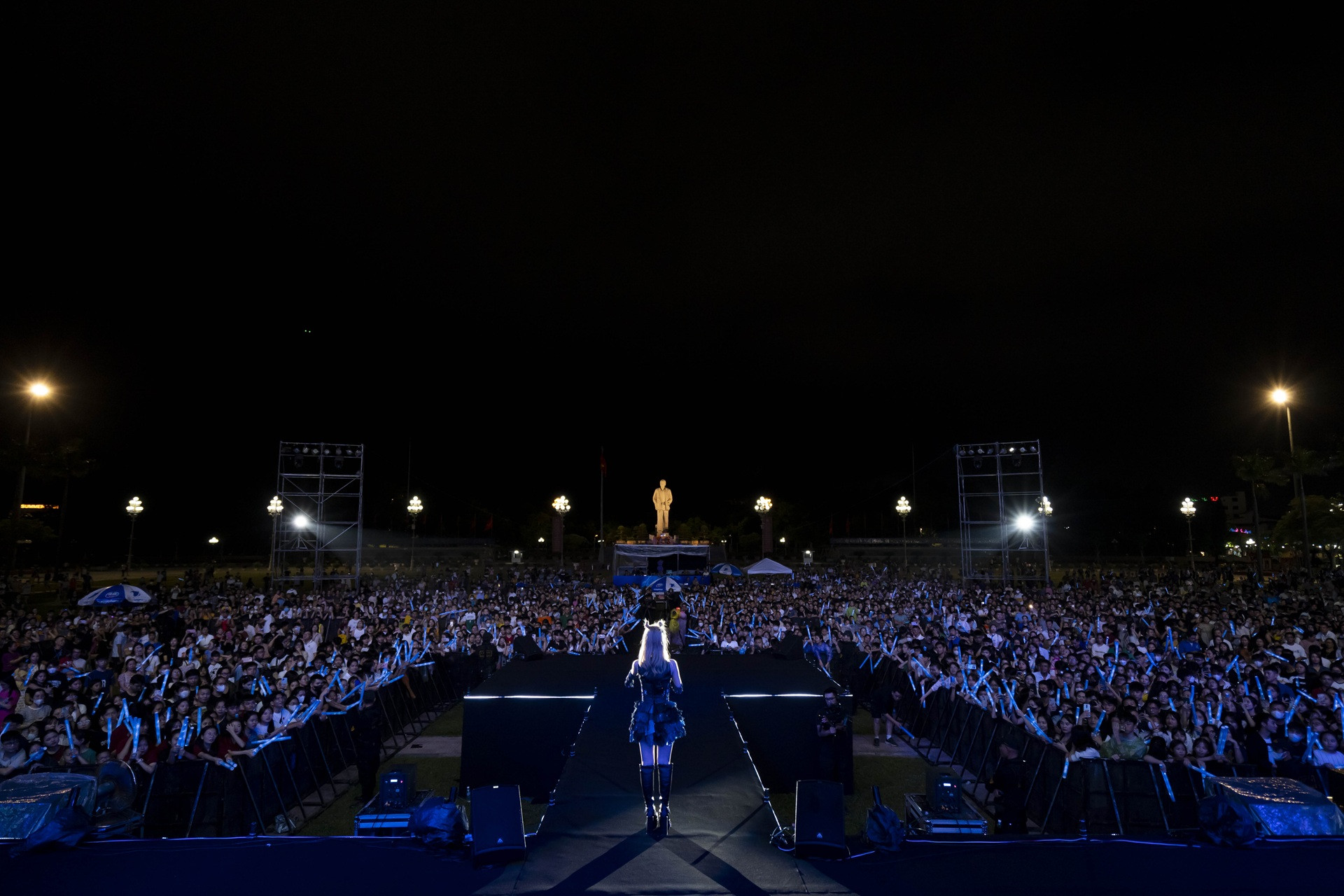 Hàng chục nghìn khán giả Nghệ An đã tập trung về Quảng trường Hồ Chí Minh.jpg