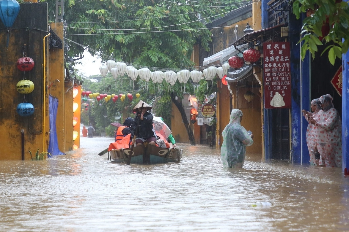 Hội An ngập trong biển nước, người dân hối hả dọn đồ chạy lũ