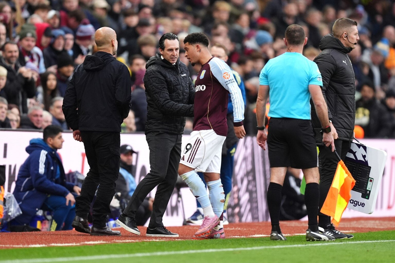 Jadon Sancho chịu thêm nỗi xấu hổ tột cùng ở Aston Villa