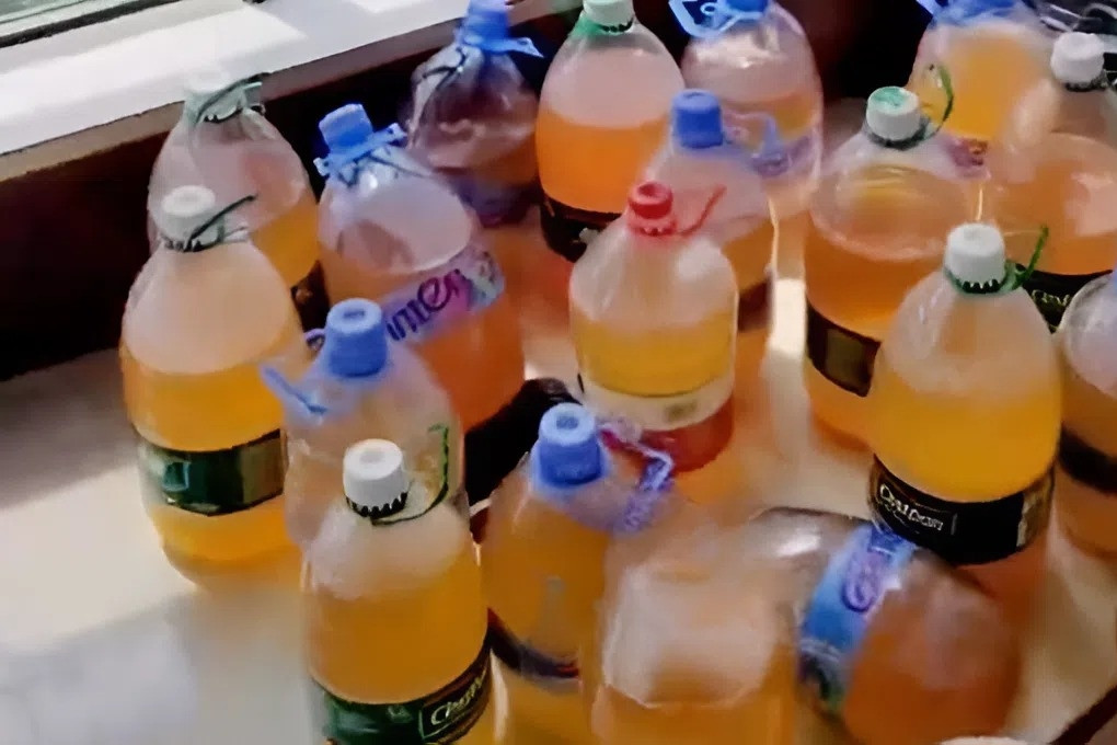 Khách rời đi để lại 'núi rác' và hàng chục chai nước tiểu, chủ nhà sốc nặng