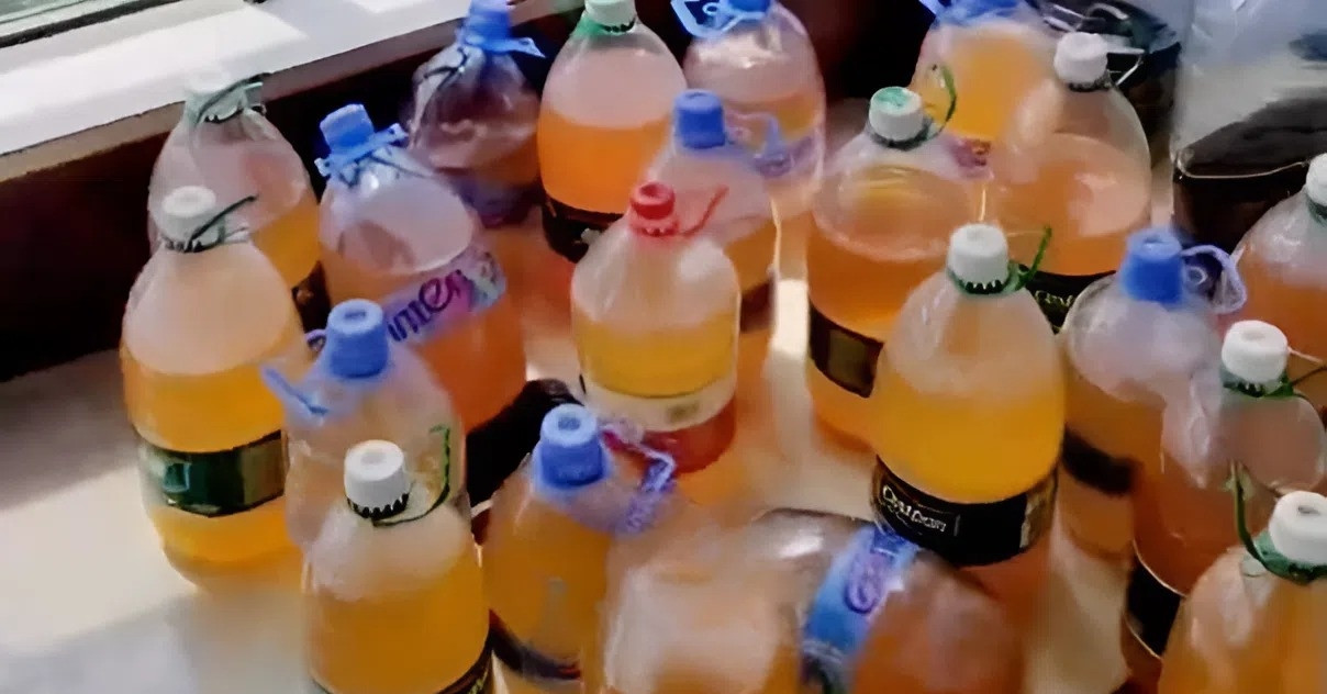 Khách rời đi để lại &amp;apos;núi rác&amp;apos; và hàng chục chai nước tiểu, chủ nhà sốc nặng