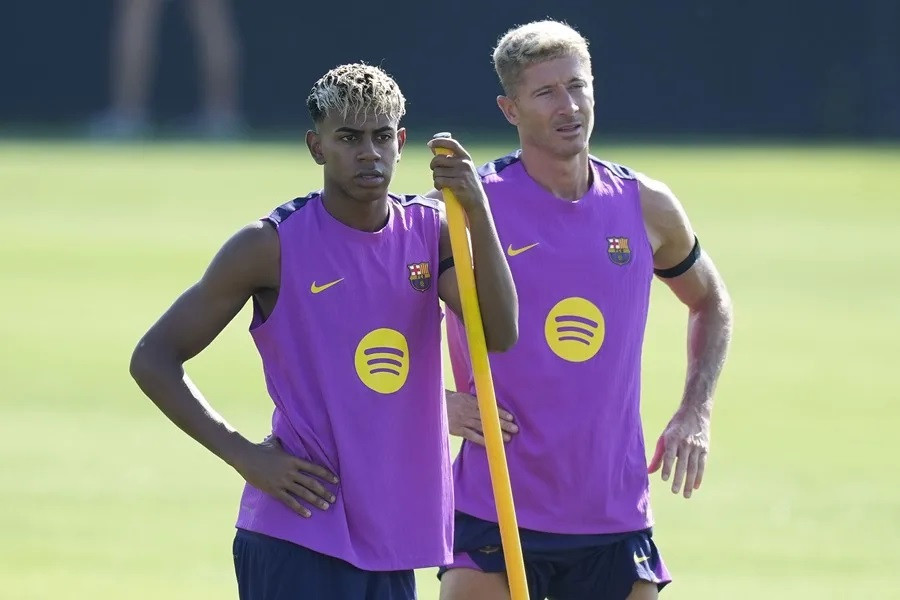 Lamine yamal Lewandowski EFE.jpg