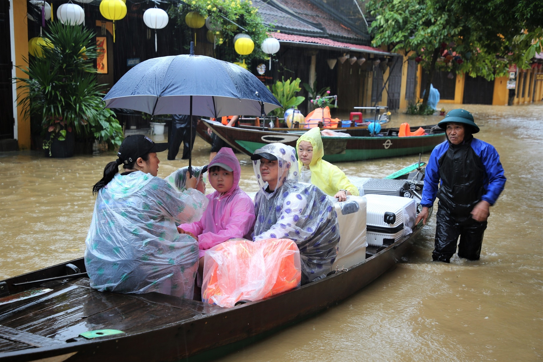 Lũ dâng không kịp trở tay ở Hội An, du khách vội vã lên thuyền sơ tán