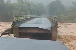 Lũ lớn cuốn sập cầu ở Huế, hàng nghìn hộ dân bị chia cắt