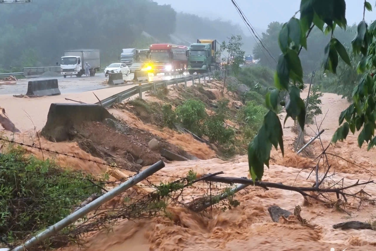 Miền Trung mưa lớn dữ dội, lũ ở Huế có thể vượt mức lịch sử