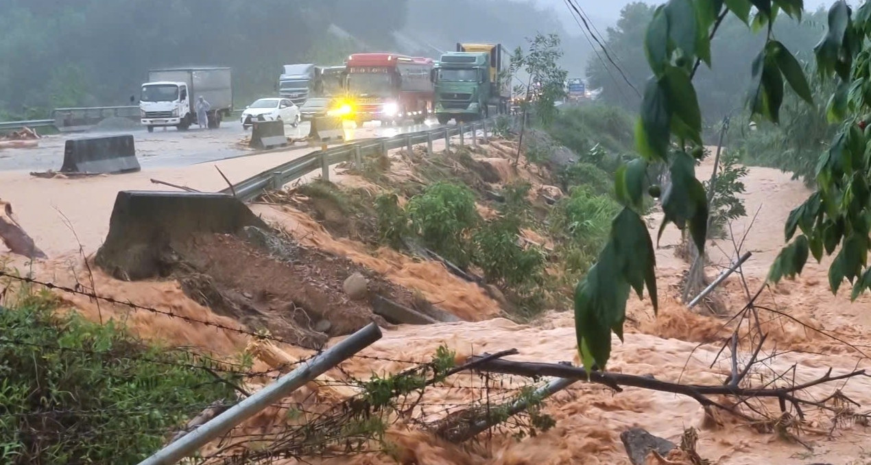 Miền Trung mưa lớn dữ dội, lũ ở Huế có thể vượt mức lịch sử