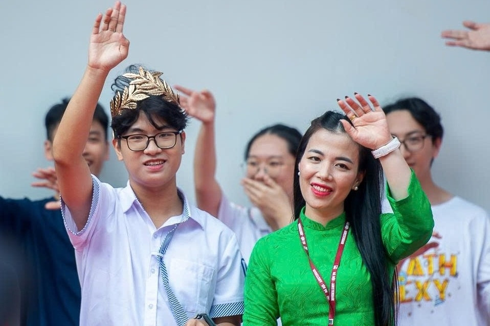 Món quà bạn bè, thầy cô chào đón quán quân Olympia Trần Bùi Bảo Khánh