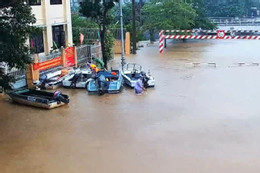 Mưa đặc biệt to gây ngập nặng ở Huế, còi hú báo lũ vang khắp thành phố