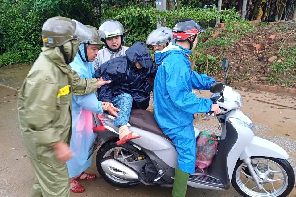 Mưa lớn dồn dập, đường sạt lở, hàng trăm hộ dân vùng cao Đà Nẵng sơ tán khẩn cấp
