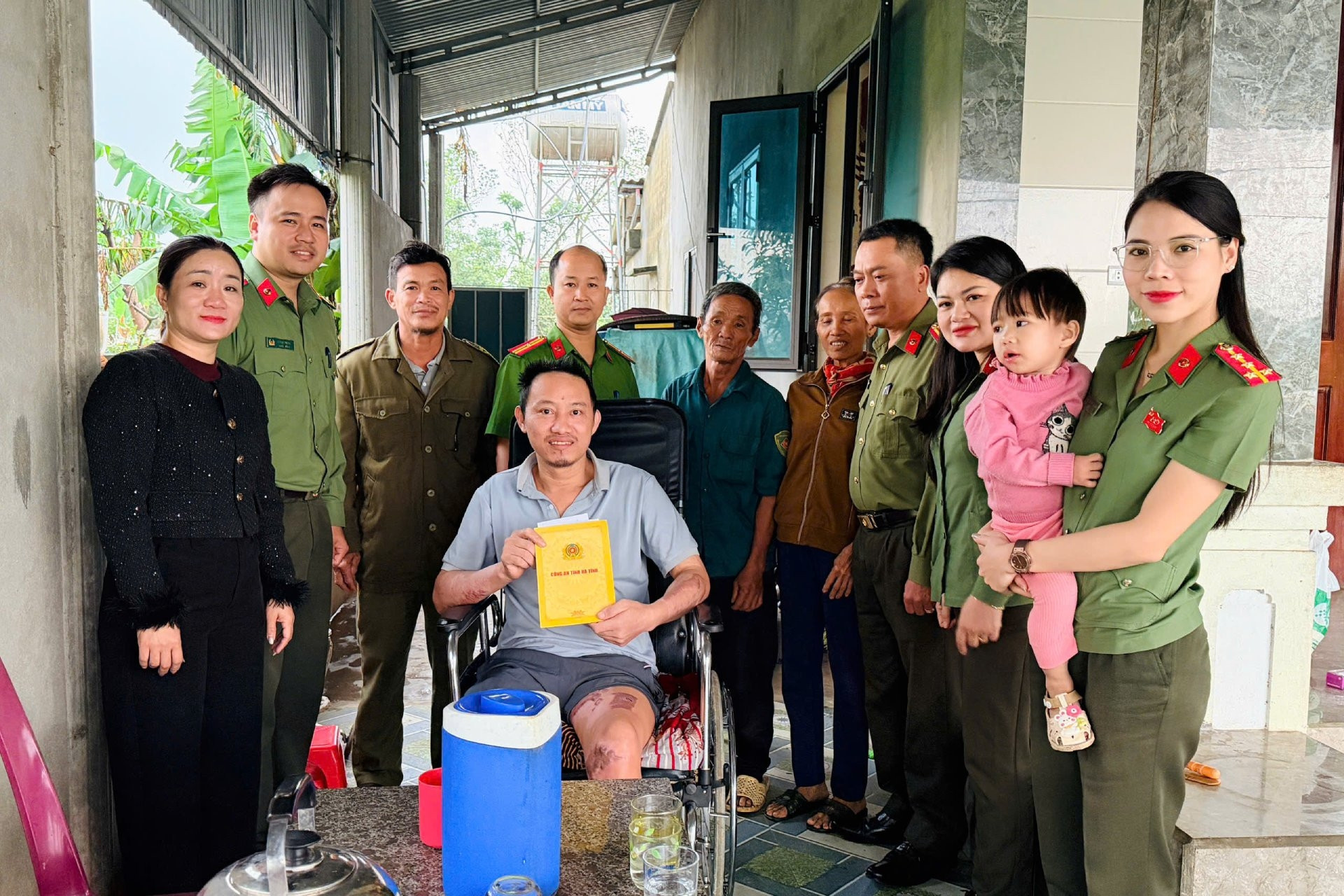 Nạn nhân điện giật cụt chân được một đơn vị của Công an Hà Tĩnh trao quà hỗ trợ