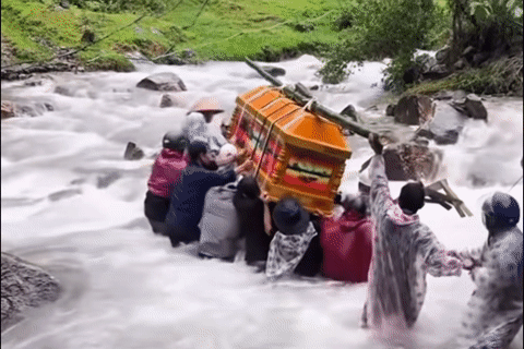 Nghẹn lòng cảnh người dân Đà Nẵng khiêng quan tài vượt lũ đi an táng