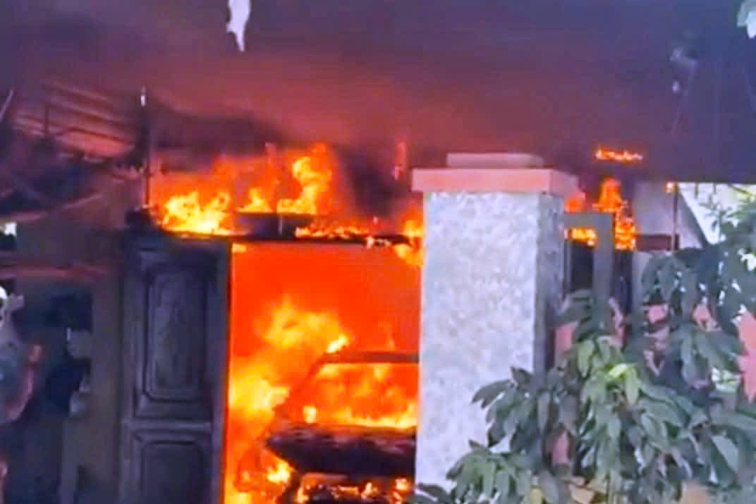 Ô tô bị thiêu rụi trong sân nhà ở Ninh Bình