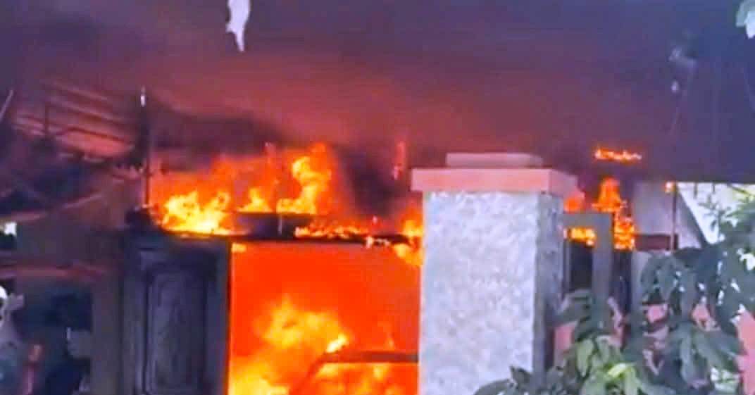 Ô tô bị thiêu rụi trong sân nhà ở Ninh Bình