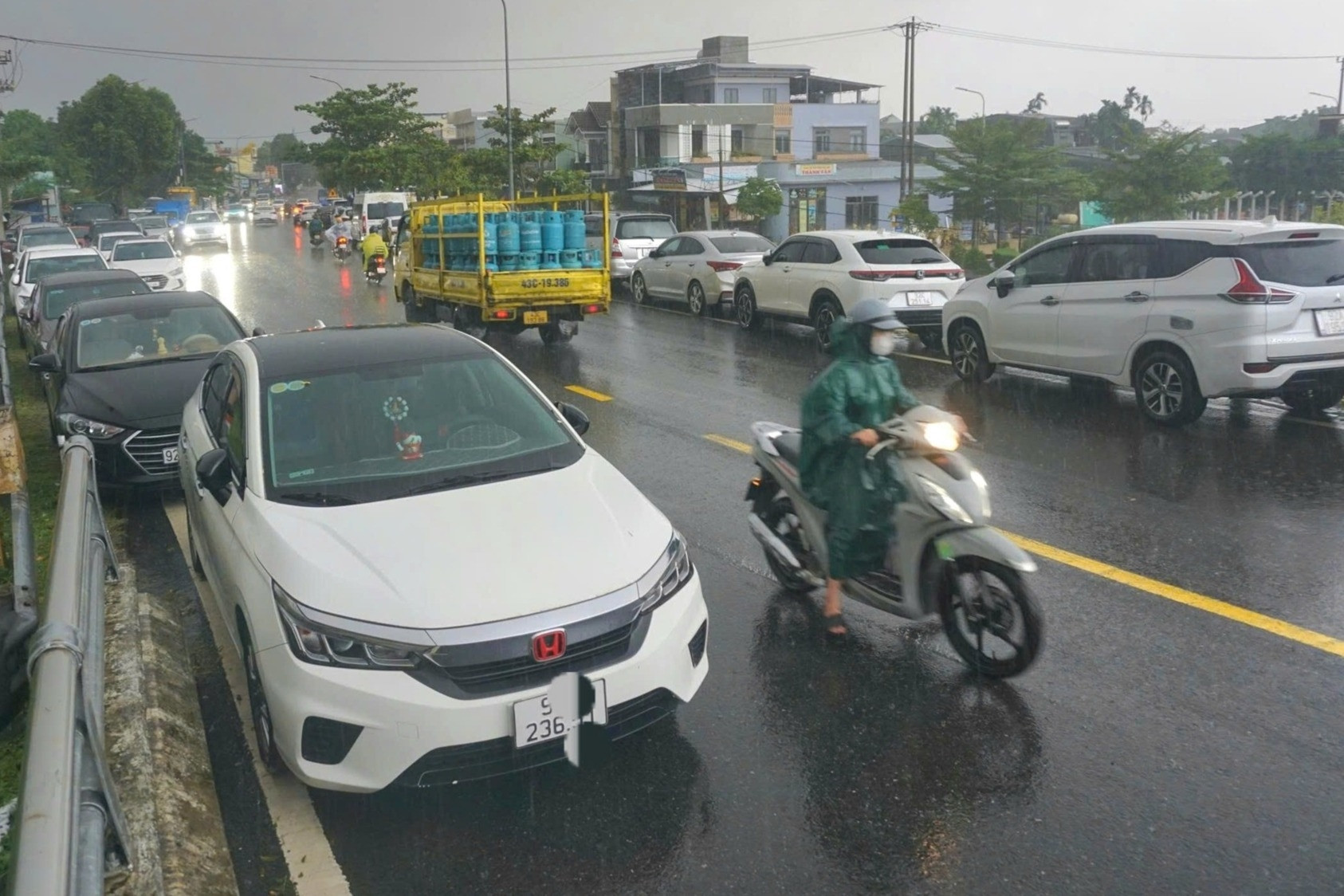 Ô tô nối đuôi nhau 'dừng chân' trên cầu tránh ngập ở miền Trung