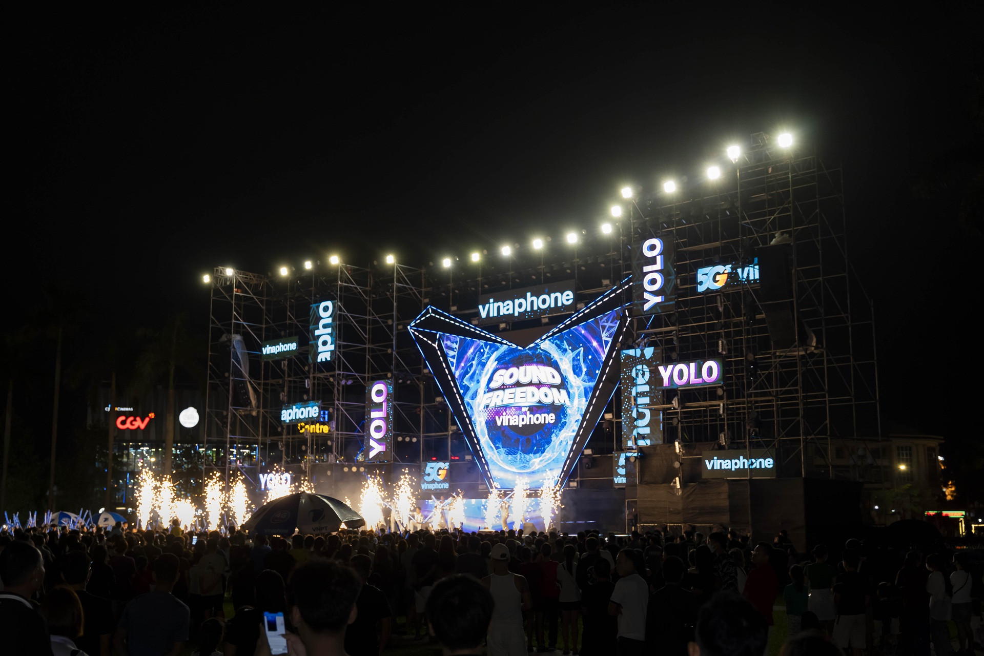 Sân khấu, âm thanh và hiệu ứng quy mô hoành tráng của Sound Freedom by VinaPhone ở Nghệ An (8.10).jpg