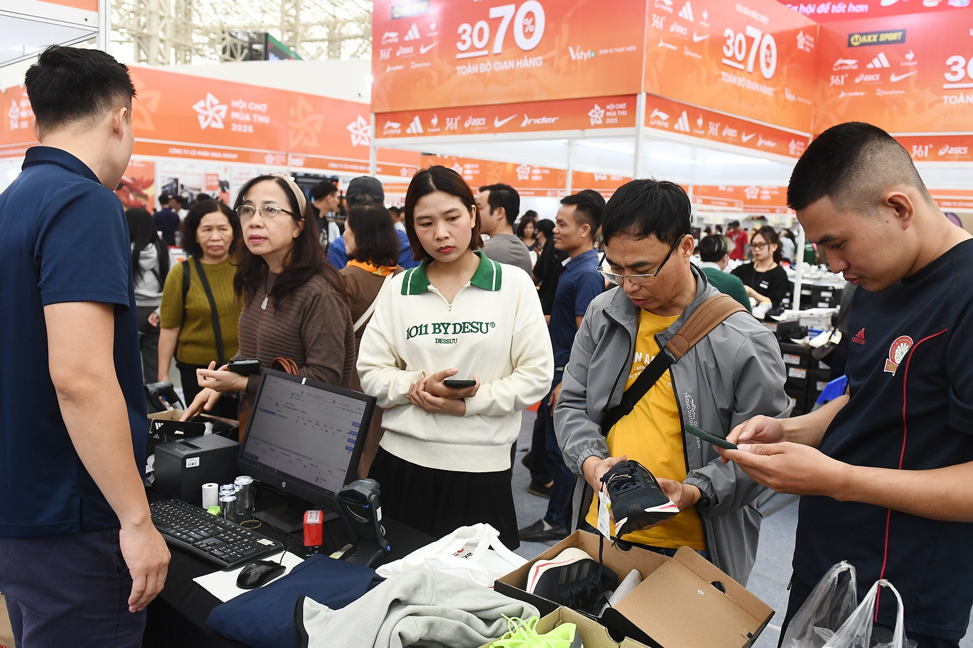 Săn sale tại Hội chợ Mùa Thu 2025: Hàng hiệu giảm giá một nửa, khách chốt đơn liên tục