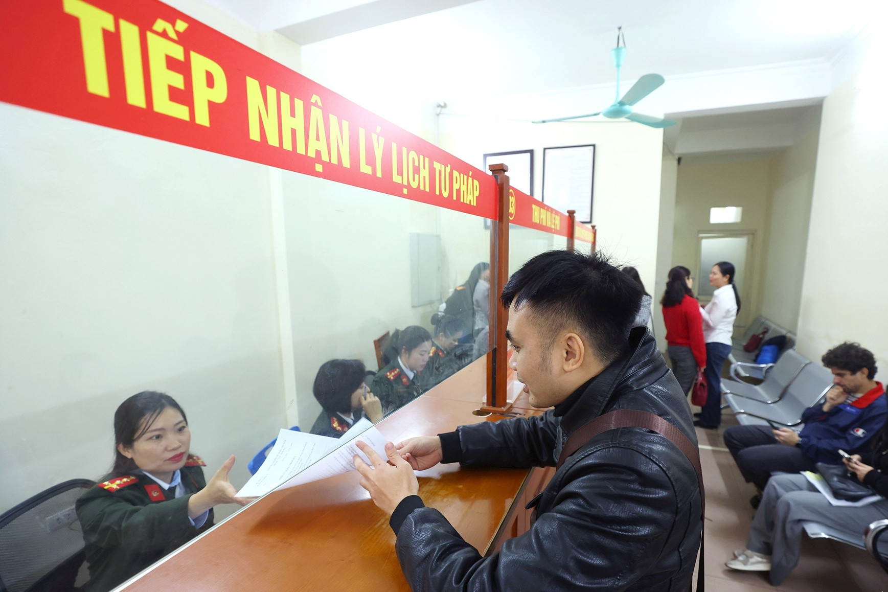 Trình Quốc hội đề xuất cấm yêu cầu người dân cung cấp phiếu lý lịch tư pháp số 2