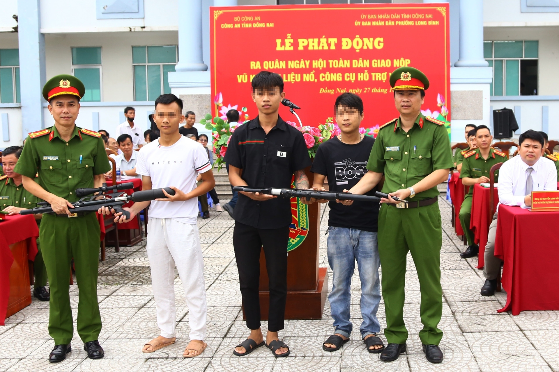 Tưởng bị phạt khi nộp vũ khí, người dân bất ngờ nhận quà chăm sóc sức khỏe