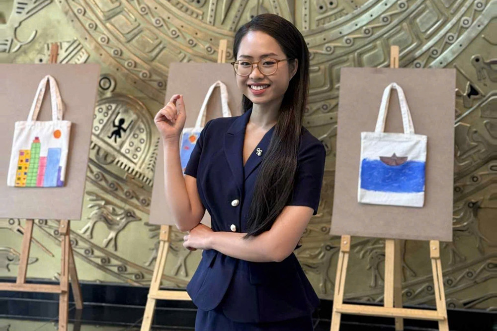 Thu Uyên luyện nghe podcast tiếng Anh mỗi sáng