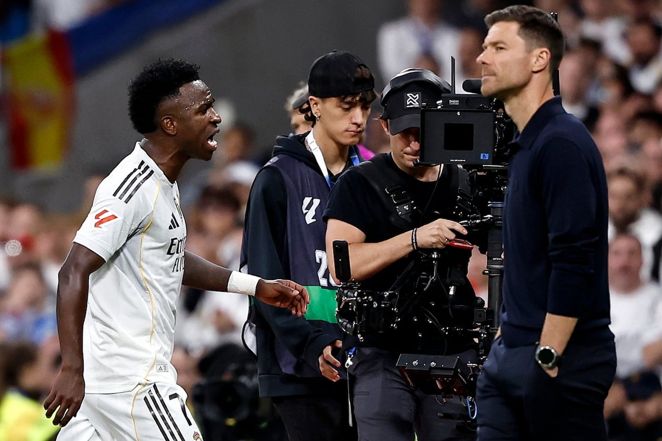 Vinicius xấu xí ở Siêu kinh điển: Nổi giận Alonso, dọa Lamine Yamal