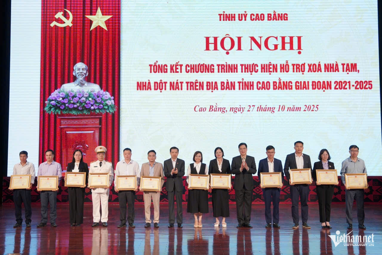 W-trao bằng khen.jpg