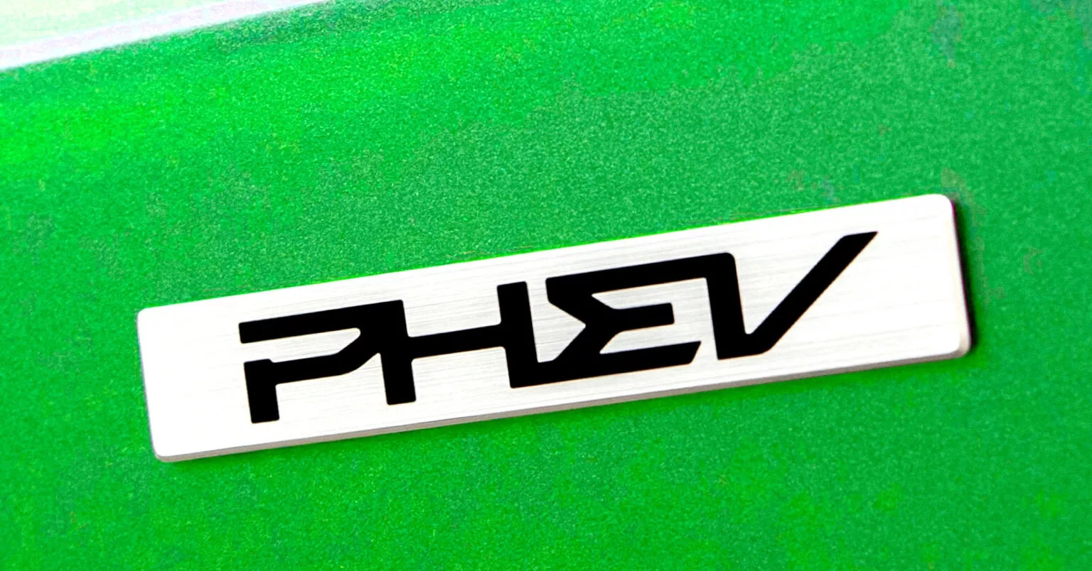 Xe hybrid sạc ngoài PHEV gây ô nhiễm gấp 5 lần các hãng tự công bố