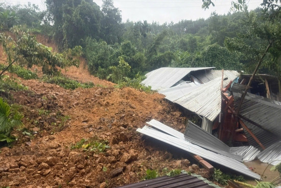 Bản tin chiều 28/10: Nghe tin nhà bị vùi lấp, chỉ huy xã vẫn miệt mài chống lũ