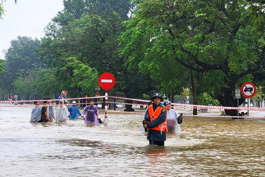 Dự báo thời tiết 28/10/2025: Huế vẫn mưa dữ dội, miền Bắc có nơi trời rét