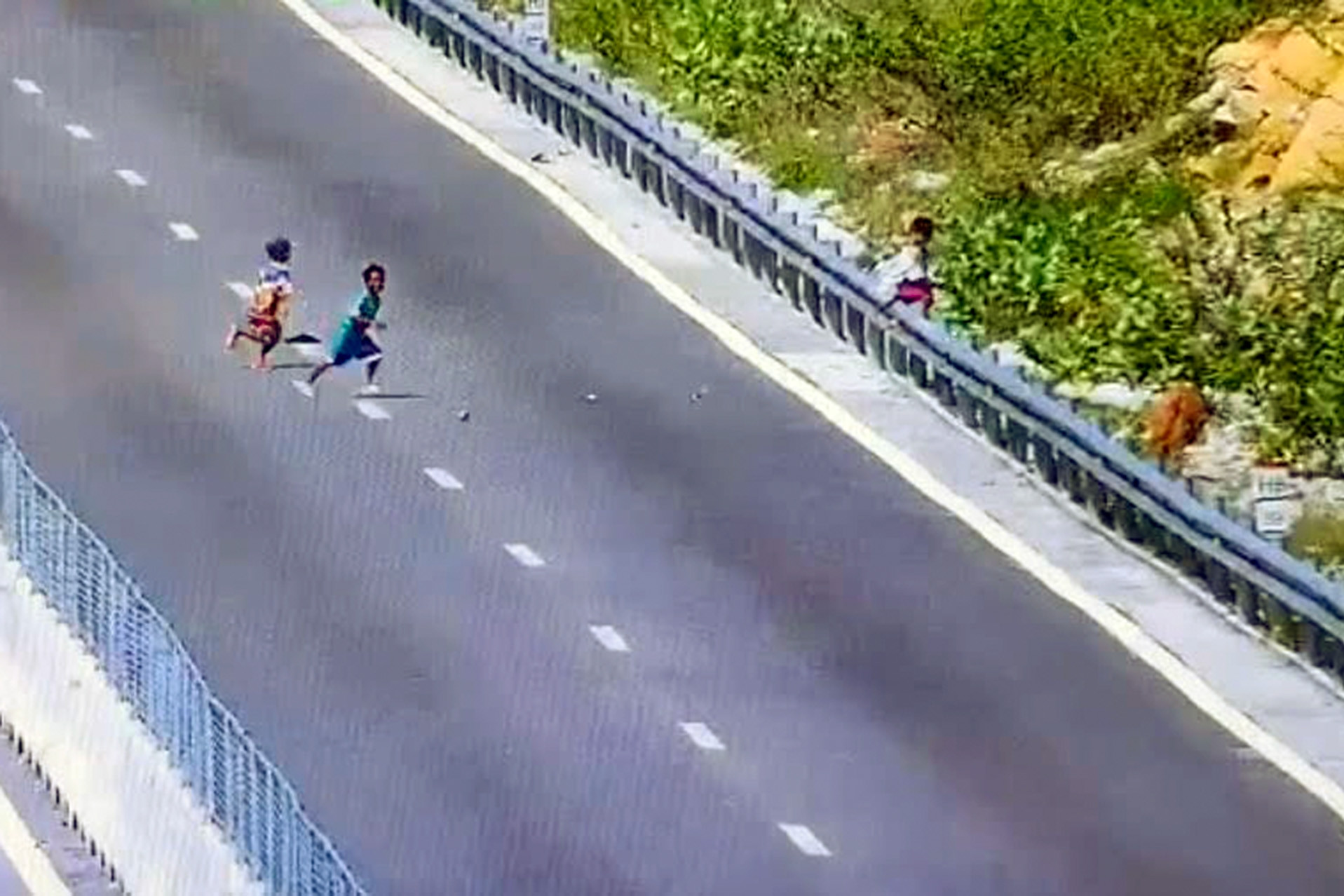 3 thiếu niên đi bộ vào đường cao tốc chặn ô tô, ném đá 'cho vui'