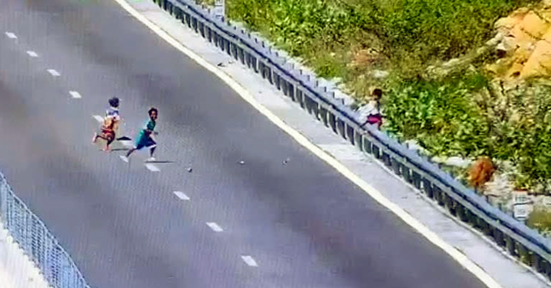 3 thiếu niên đi bộ vào đường cao tốc chặn ô tô, ném đá &amp;apos;cho vui&amp;apos;