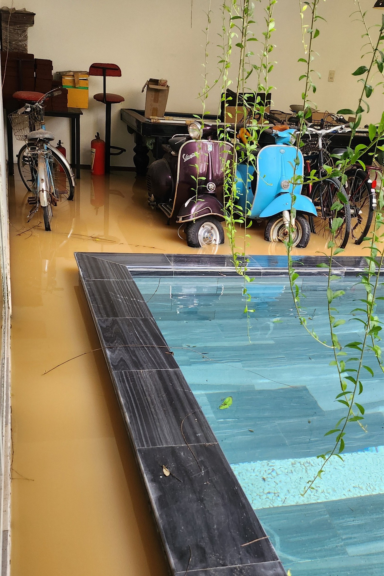 Nước ngập nhà ca sĩ Ánh Tuyết