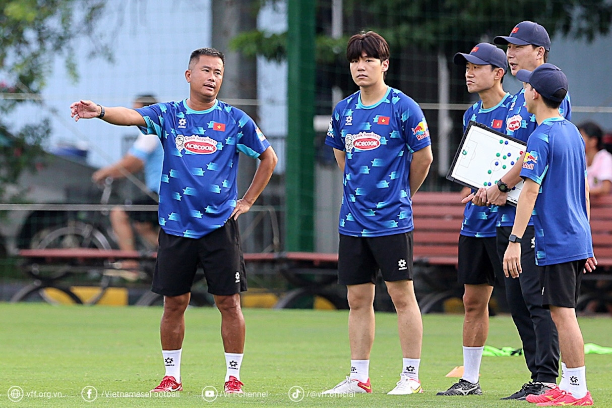 Ai đóng thế cho HLV Kim Sang Sik ở tuyển Việt Nam?