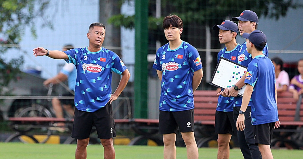 Ai đóng thế cho HLV Kim Sang Sik ở tuyển Việt Nam?